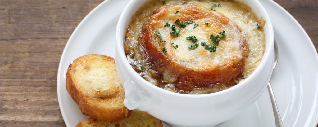 Photo of - Soupe à l’oignon avec croûtons au gratin