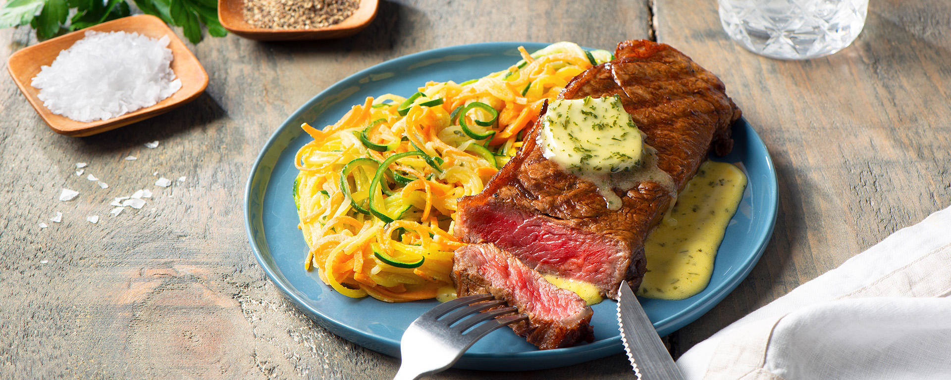Photo of - Bifteck de contre-filet grillé avec sauce béarnaise à l'ail et au persil